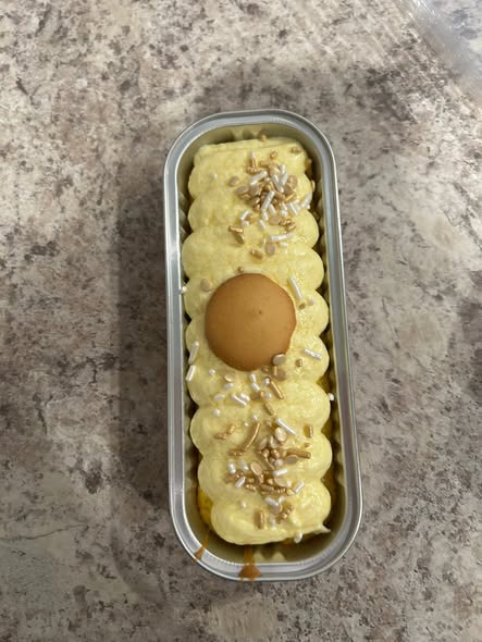 A banana pudding dessert tin